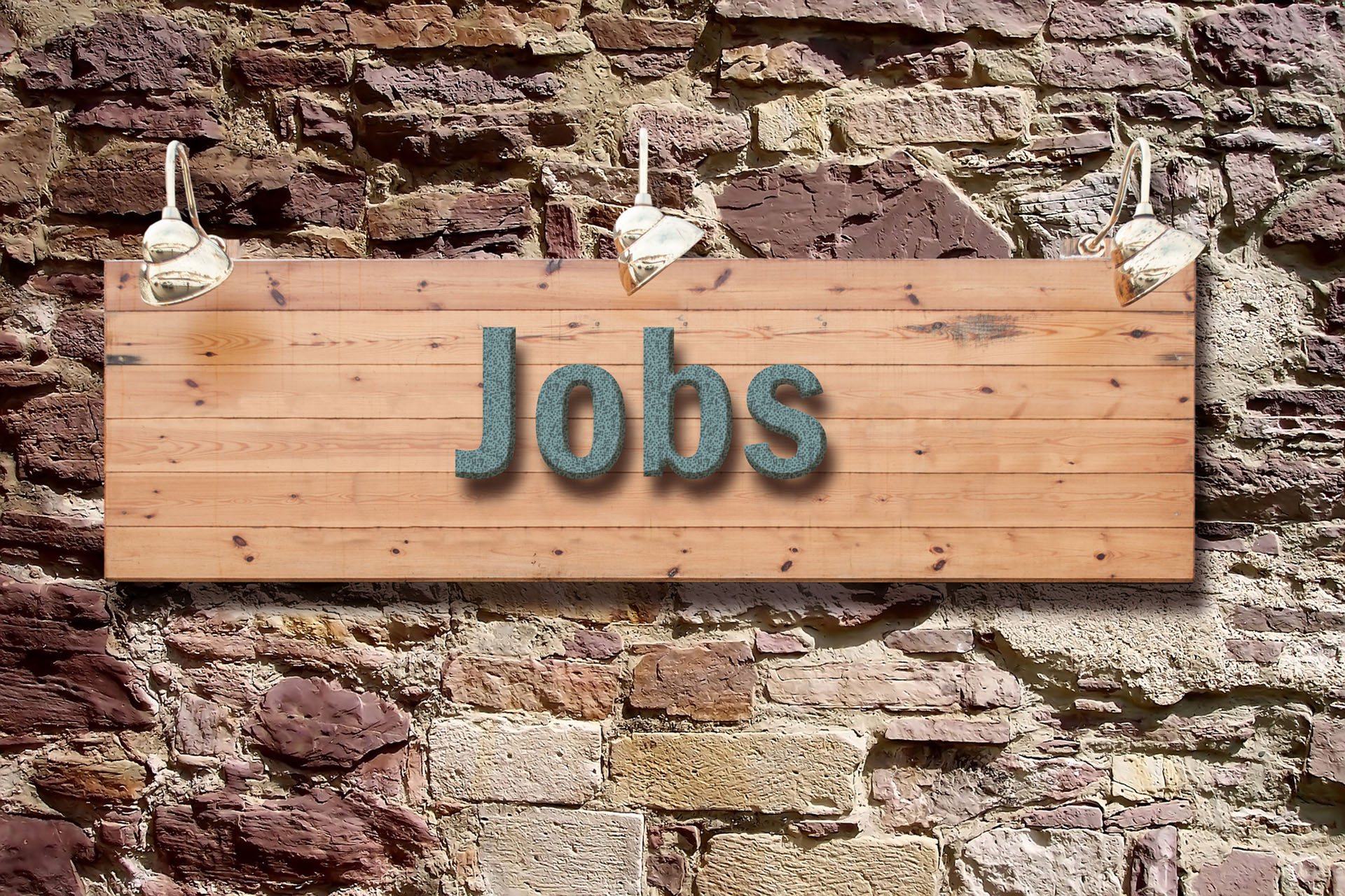 Holztafel an Wand mit Aufschrift "Jobs"